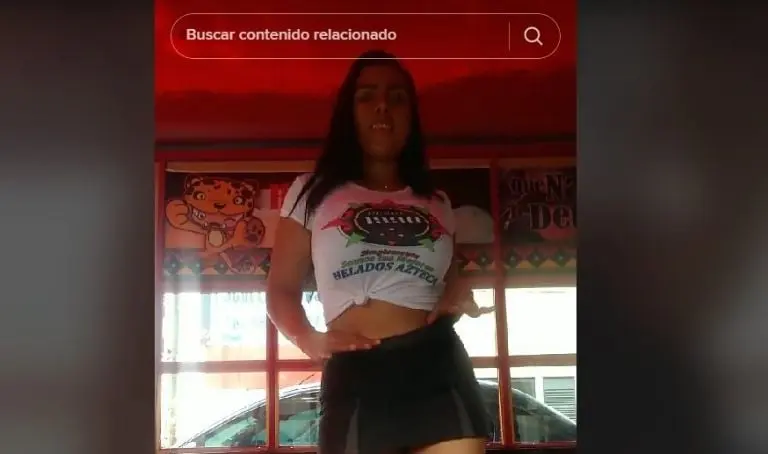 Empleada de puesto de helados se hace viral (TikTok)