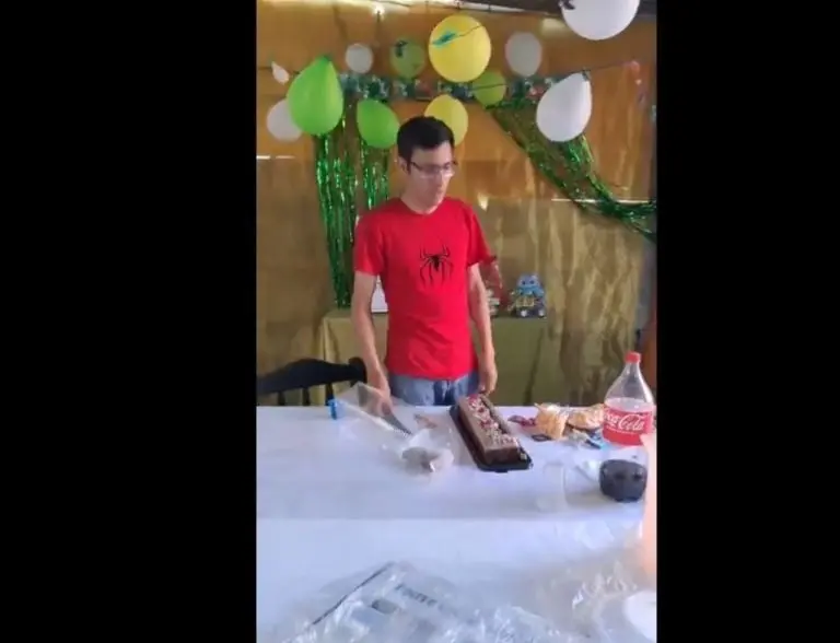 Papá le hace fiesta a su hijo y su ex no lo lleva (Facebook)