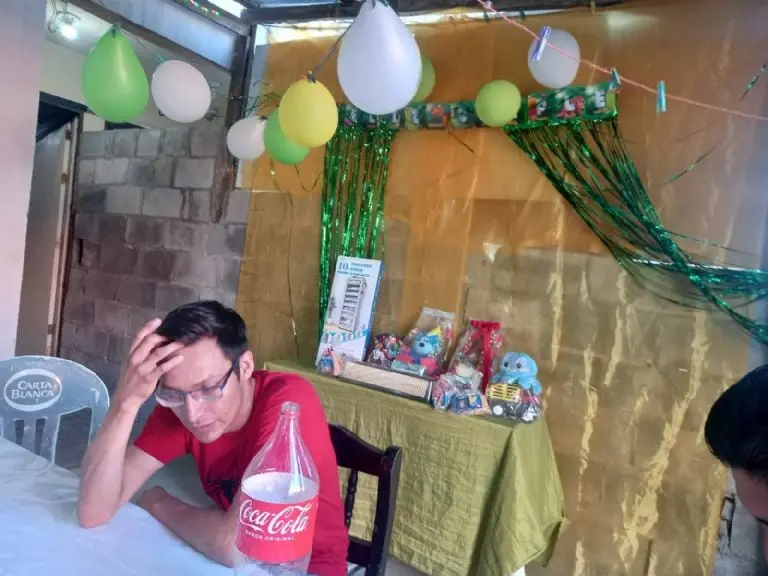 Papá le hace fiesta a su hijo y su ex no lo lleva (Facebook)