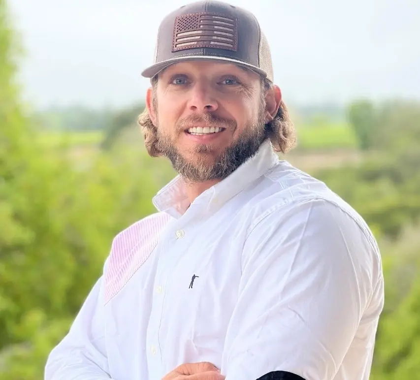 Ahora tiene 34 años, está casado con Lexi Murphy y tiene dos hijos. Ha trabajado en series como SEAL Team y Bates Motel.