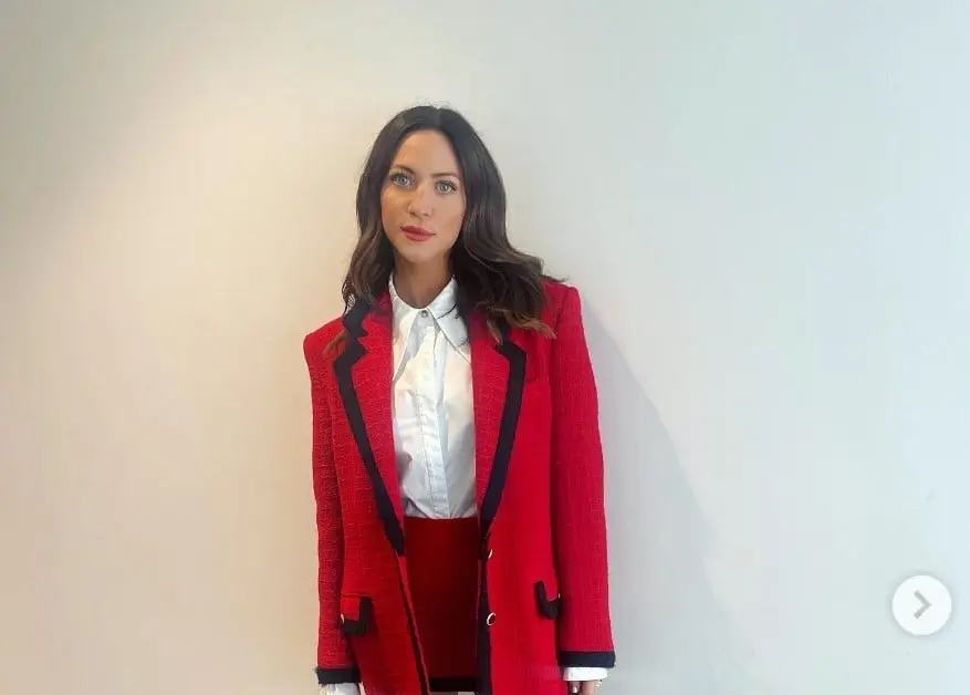 Ahora tiene 37 años, ha trabajado en series como Almost Family y Crazy Ex-Girlfriend.