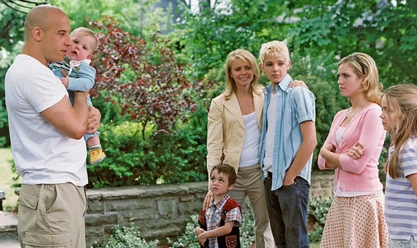 Shane debe quedarse en la casa de los Plummer para encontrar un proyecto secreto, pero al mismo tiempo debe cuidar a los niños, quienes no dejan de hacerle bromas.