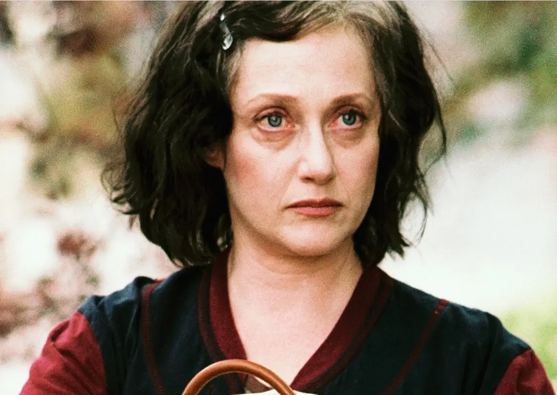 Carol Kane interpretó a Helga, la niñera checa de los niños.