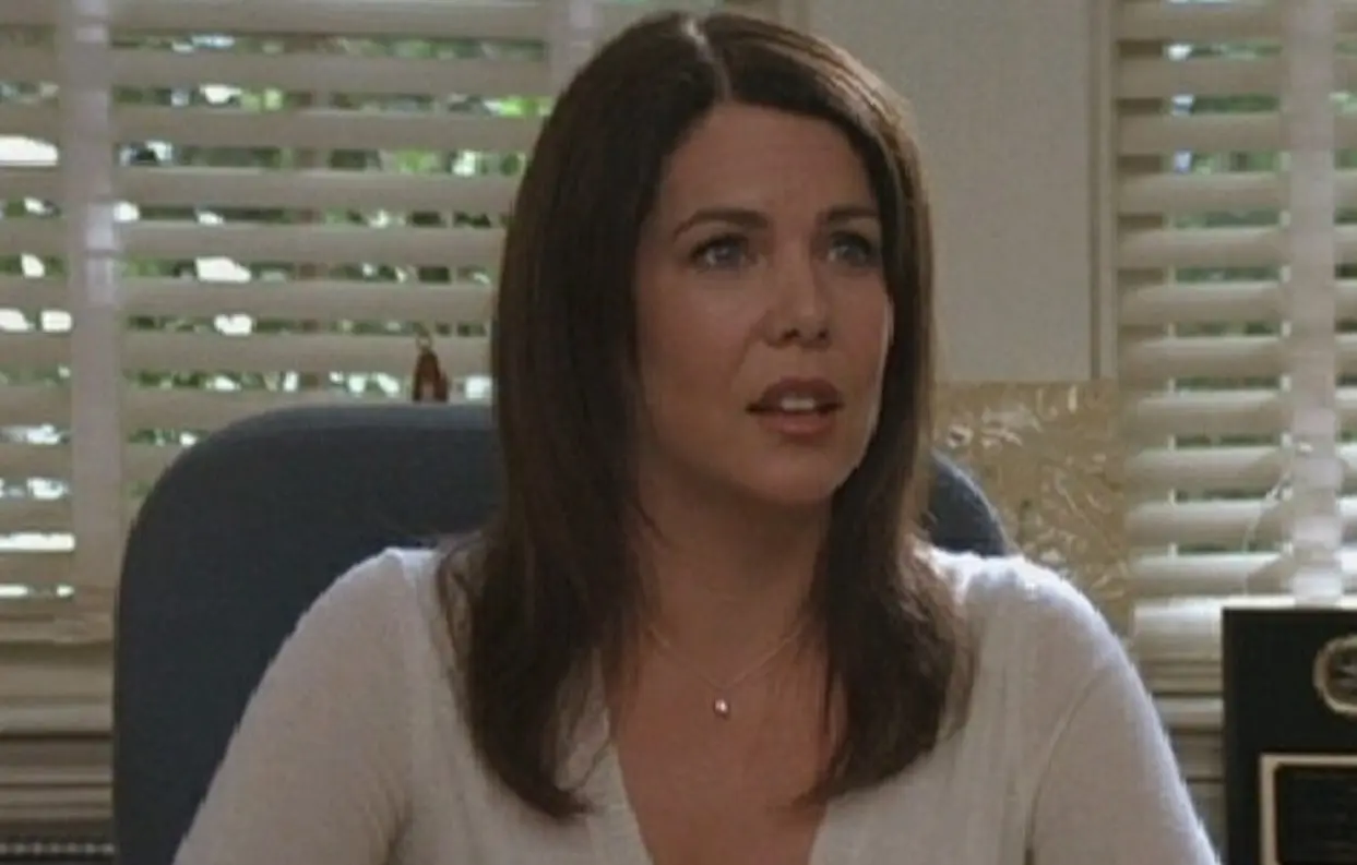 Lauren Graham interpretó a Claire Fletcher, la directora de la escuela infantil donde van los Plummer.