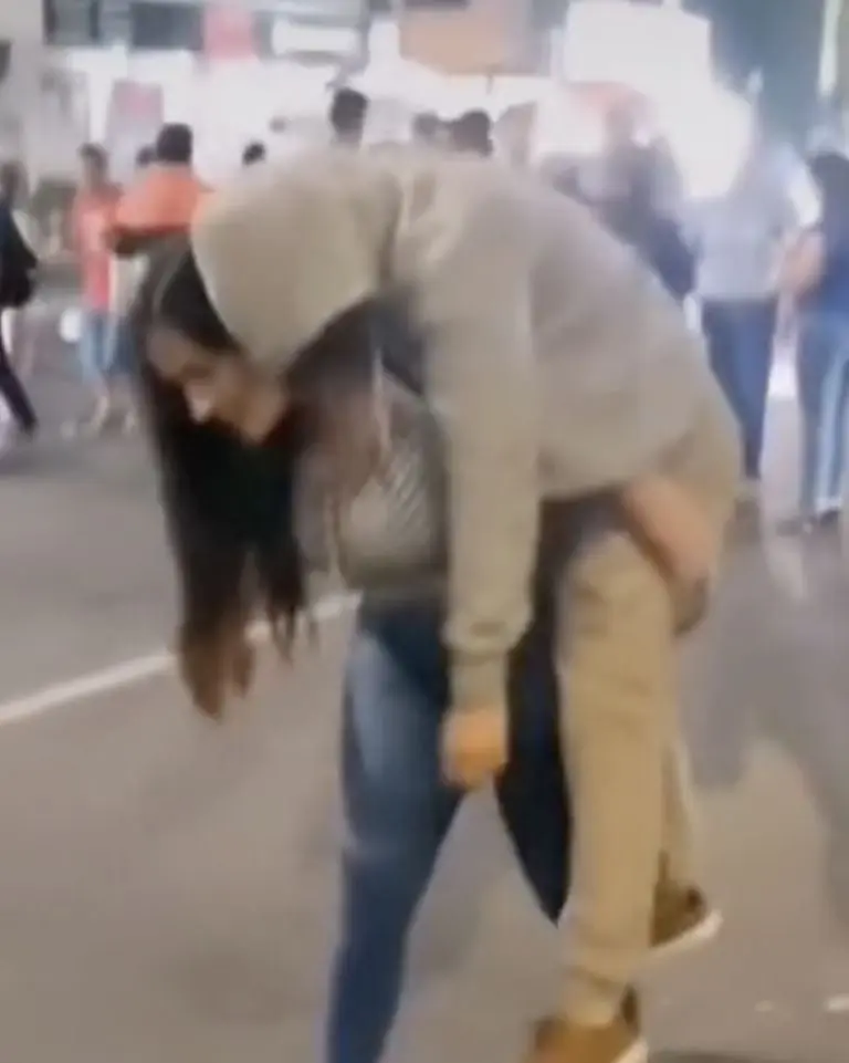 VIDEO: Joven carga a su novio borracho sin quejarse del peso. Foto: Tik Tok