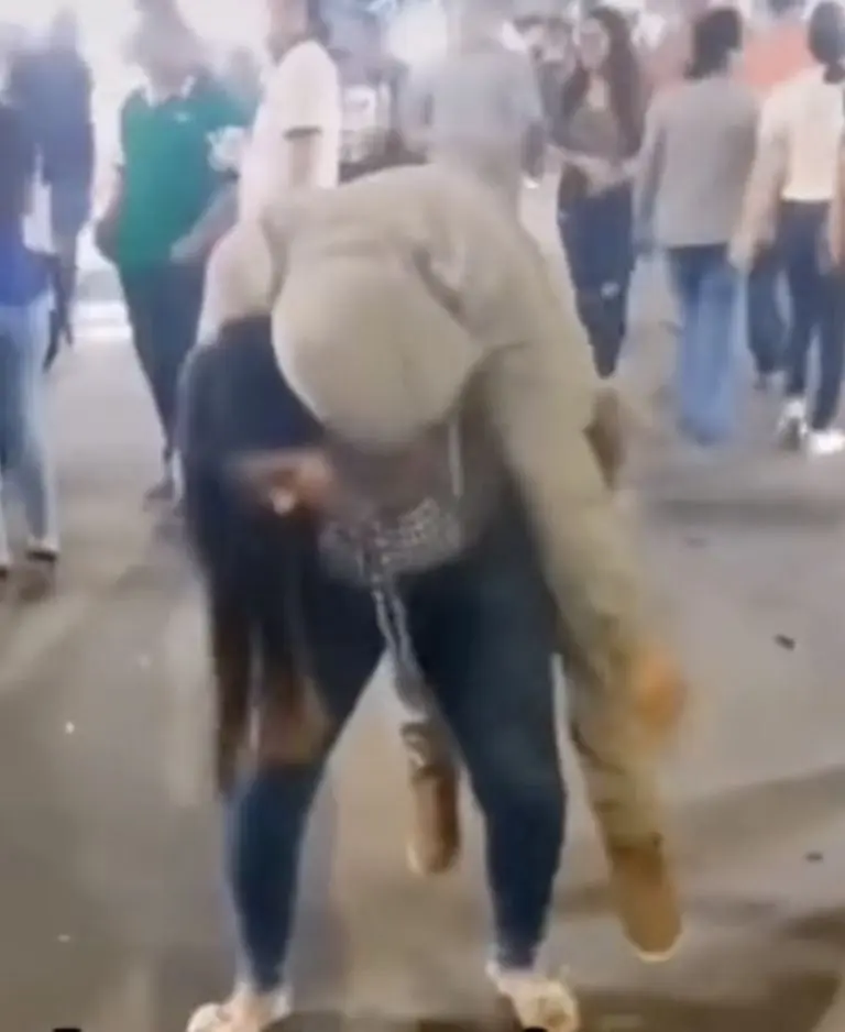 VIDEO: Joven carga a su novio borracho sin quejarse del peso. Foto: Tik Tok