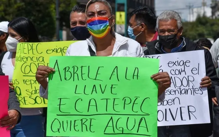 Habitantes de Ecatepec piden renuncia del alcalde Fernando Vilchis por falta de agua. Habitantes de Ecatepec piden renuncia del alcalde Fernando Vilchis por falta de agua.