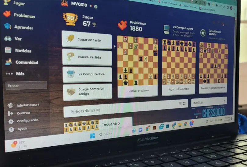 Las aplicacioens para jugar ajedrez permitar jugar partidas en l&iacute;nea, as&iacute; como analizar tus juegos, aprender lecciones y cuentan con muchas herramientas m&aacute;s