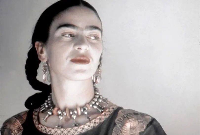 Estos famosos han externado su admiraci&oacute;n por Frida Kahlo. 
