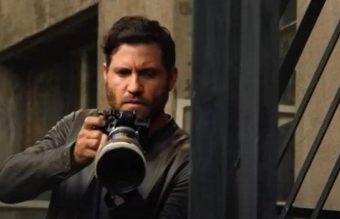 Presenta un futuro donde el Gobierno de Estados Unidos activará una señal para eliminar todo comportamiento delictivo de forma definitiva, pero antes de que suceda, dos hombres y una mujer planean realizar el atraco del siglo.