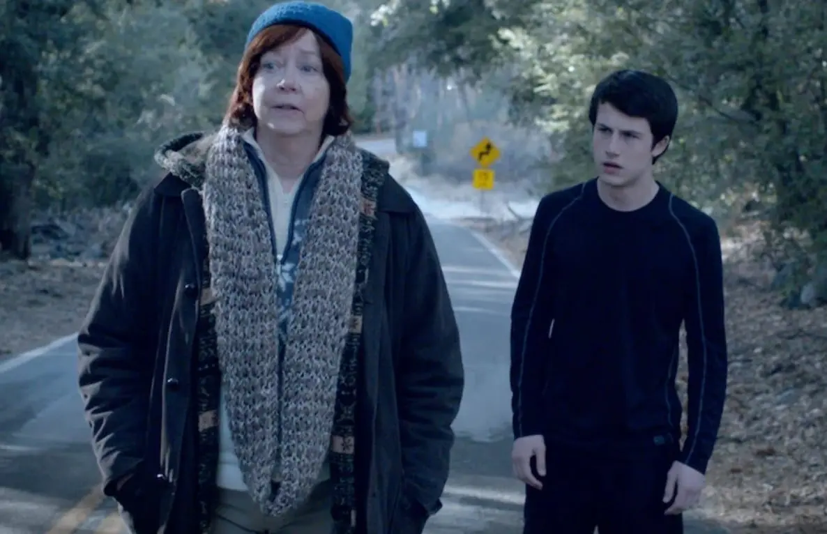 Tras un acontecimiento trágico, una madre y su hijo adolescente se mudan a una casa de campo de un familiar, pero ahí se ven asediados por fuerzas oscuras.