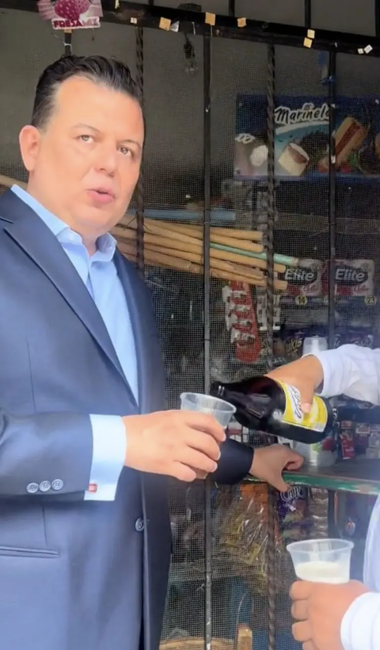 Líder priista se viraliza por tomar caguamas en la calle. Foto: Tik Tok