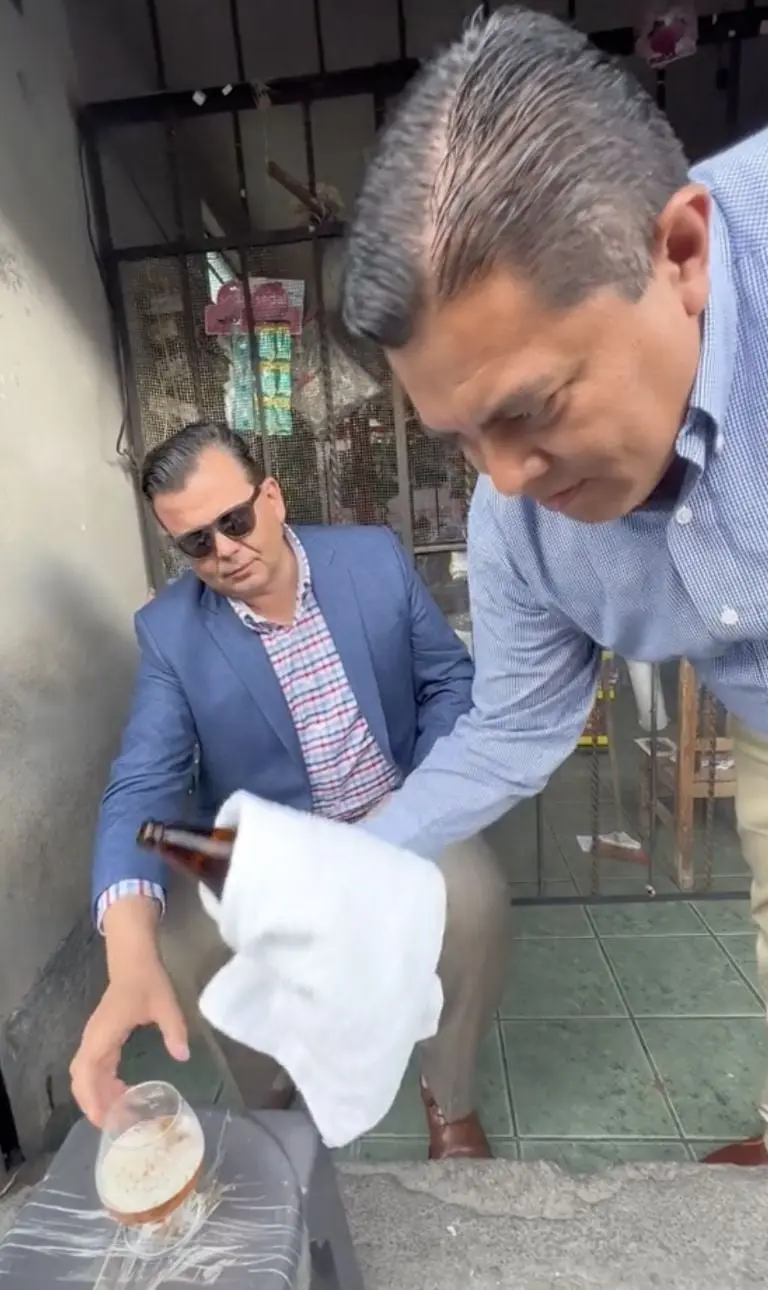 Líder priista se viraliza por tomar caguamas en la calle. Foto: Tik Tok