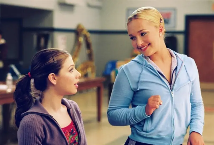 Sueños sobre hielo fue una película de Disney, que se estrenó en 2005 y estuvo protagonizada por Michelle Trachtenberg y Hayden Panettiere. Sueños sobre hielo fue una película de Disney, que se estrenó en 2005 y estuvo protagonizada por Michelle Trachtenberg y Hayden Panettiere.