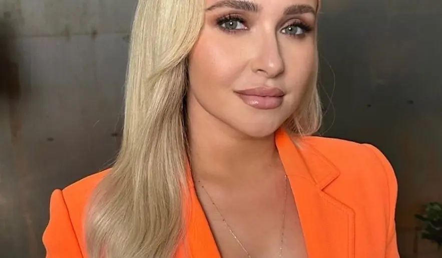 En lo profesional, ha trabajado en series como Nashville y Héroes.