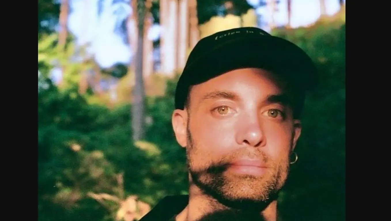 Ahora tiene 38 años, participó en películas como Demasiado joven para amar, pero ahora está retirado de la actuación.