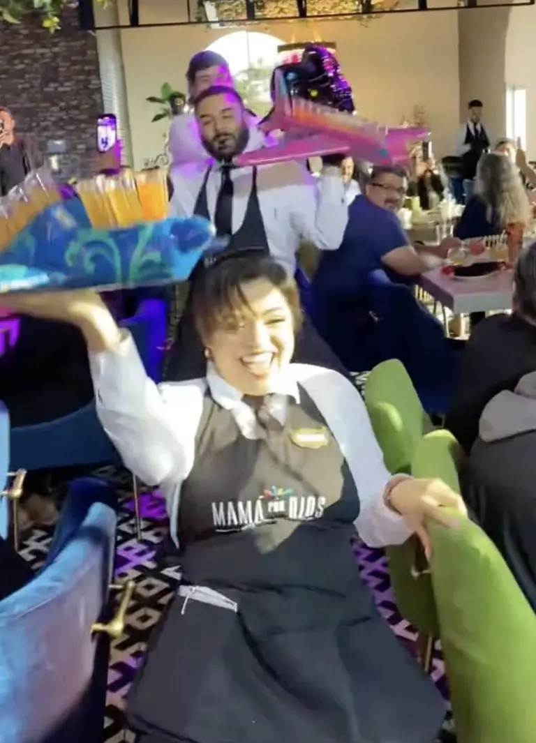 Mesera se hace viral por bailar en restaurante para alegrar a los clientes. Foto: Tik Tok