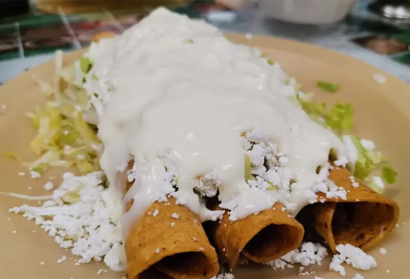 Entre las joyas culinarias m&aacute;s apreciadas de la capital mexicana se encuentran las famosas flautas, un platillo que combina sabores aut&eacute;nticos y una textura crujiente.