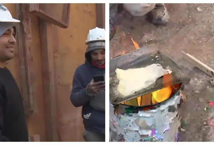 Alba&ntilde;iles cocinan con una pala y una cubeta