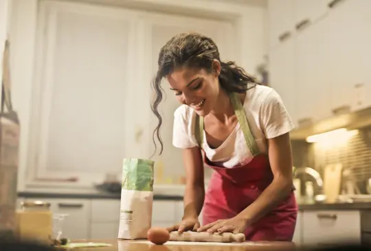 Aprovecha las aplicaciones que ofrecen recetas, tutoriales y consejos de chefs expertos para ayudarte a desarrollar tus habilidades culinarias y convertirte en un maestro de la cocina. 