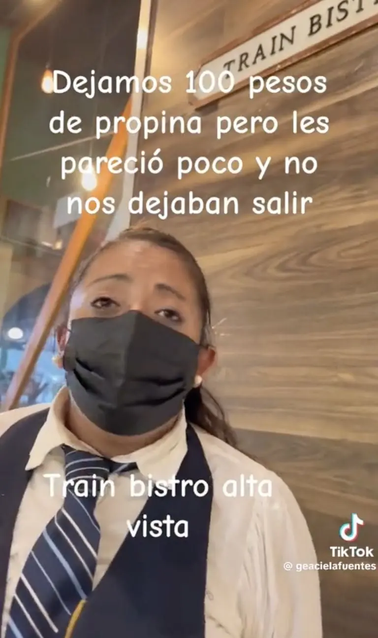 VIDEO: Clientes dejan 100 pesos de propina, mesera exige más y no los deja ir. Foto: Tik Tok