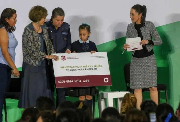 Claudia Sheinbaum aumentará las becas para todos los niños, para que sigan estudiando. Foto: Gobierno CDMX