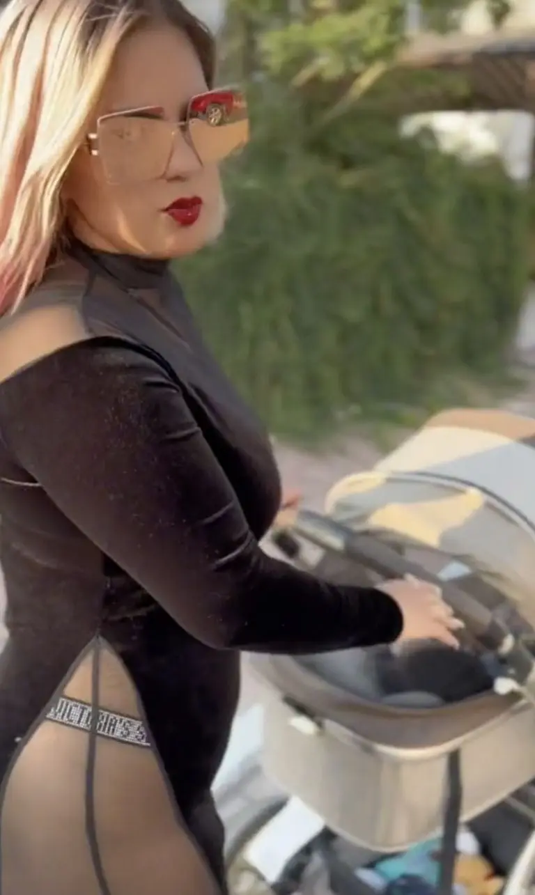 Mamá se hace viral por su belleza en paseo con su hijo. Foto: Tik Tok (Adelin Sol Mag)