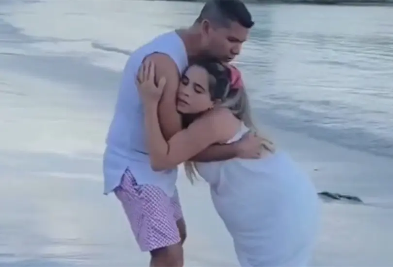 Una mujer se volvió muy popular en TikTok después de dar a luz en alta mar, lo que provocó controversia en Twitter y otras redes sociales. Una mujer se volvió muy popular en TikTok después de dar a luz en alta mar, lo que provocó controversia en Twitter y otras redes sociales.