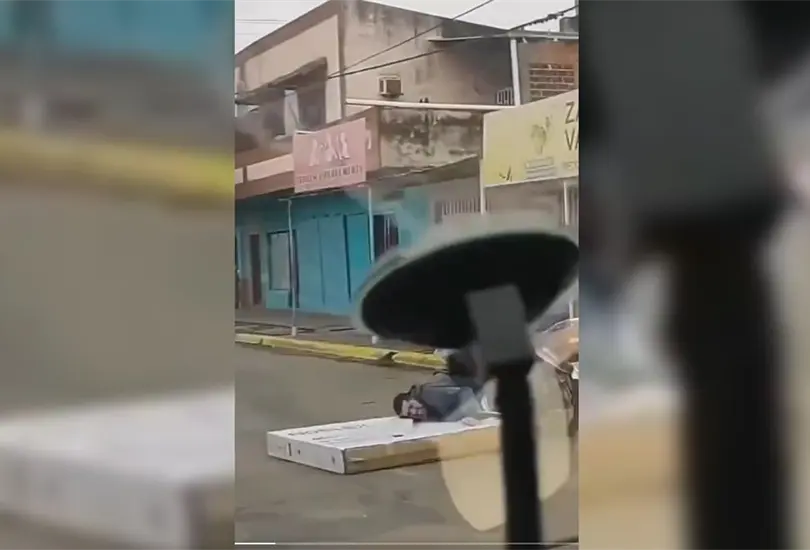 Hombre se cae de moto con todo y pantalla. 