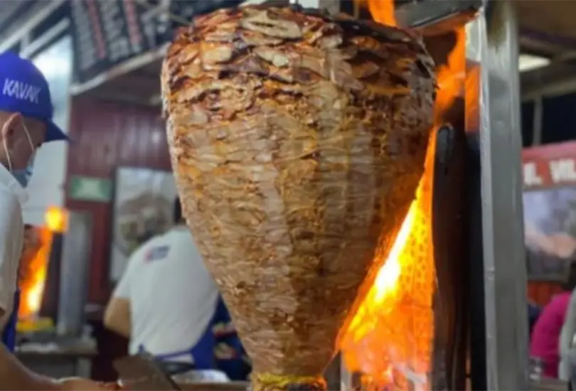 Aquí te presentamos tres locales de tacos de pastor que sí o sí debes visitar si andas en la capital del país. Aquí te presentamos tres locales de tacos de pastor que sí o sí debes visitar si andas en la capital del país.