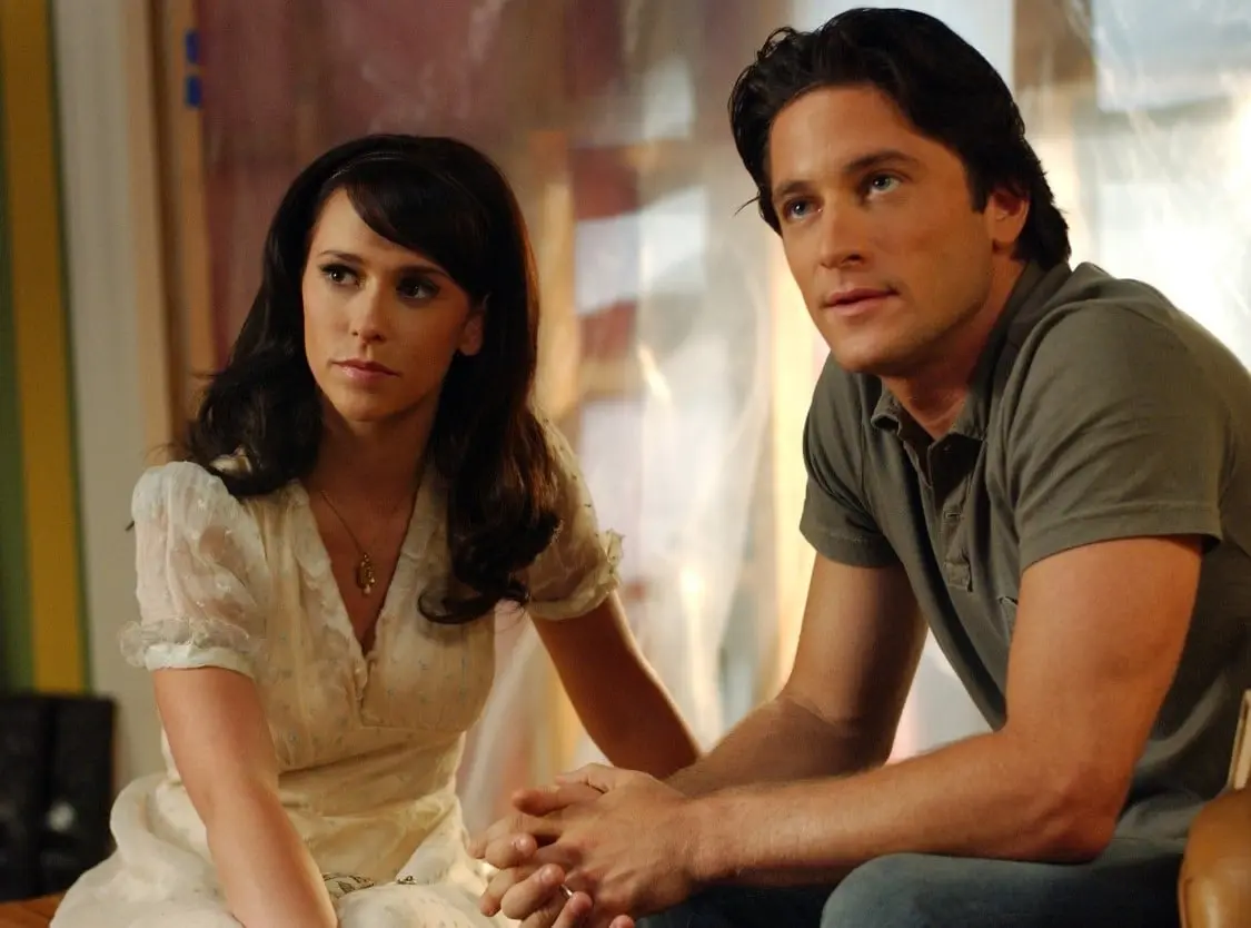 Almas perdidas fue una popular serie de televisión, que se estrenó en 2005. La historia gira alrededor de Melinda Gordon, una mujer que es dueña de una tienda de antigüedades, pero también tiene la habilidad de ver y comunicarse con los espíritus por lo que ayuda a muchos muertos a resolver los asuntos que dejaron pendientes para que puedan cruzar a la luz.