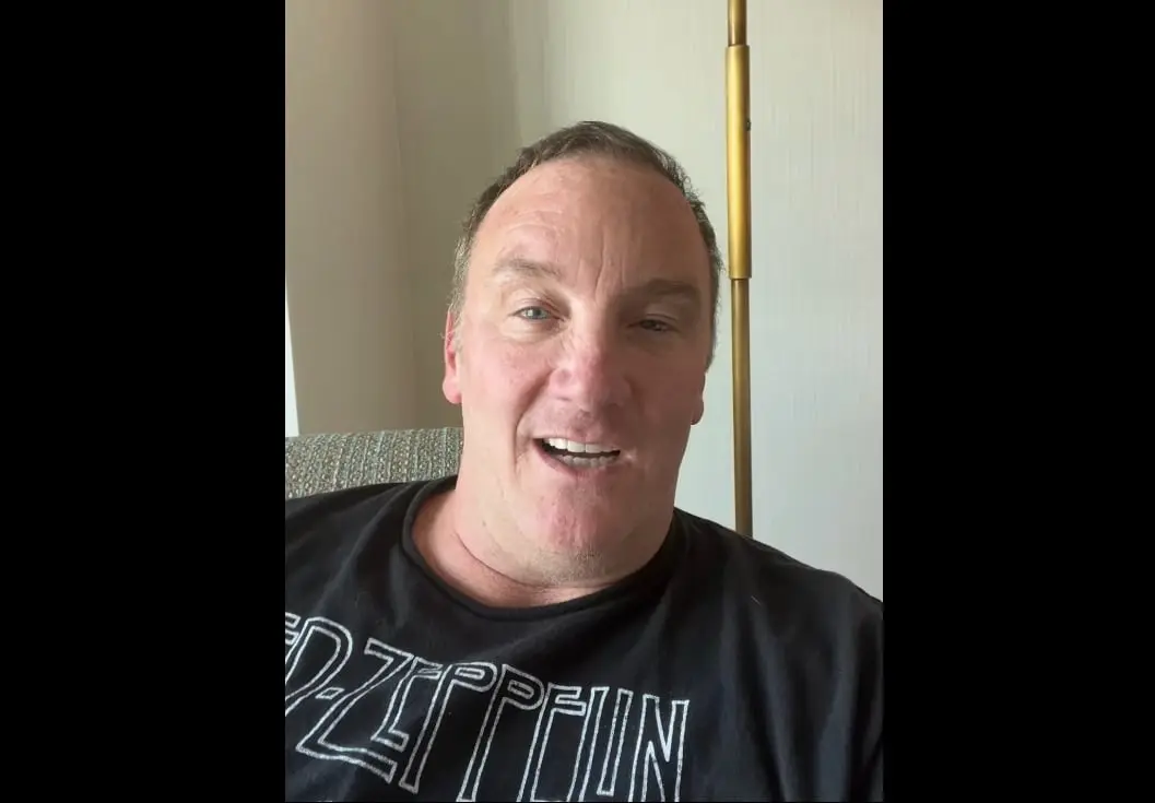 Ahora tiene 52 años y es padre de un hijo. Ha participado en las series La chica de la limpieza y Applebaum.