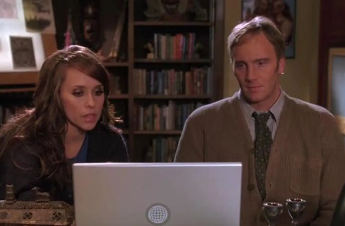 Jay Mohr interpretó a Rick Payne, un profesor especializado en el ocultismo