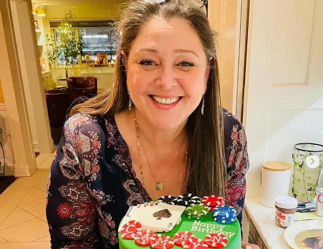 Ahora tiene 62 años, ha participado en las series This is Us y Ley y Orden.