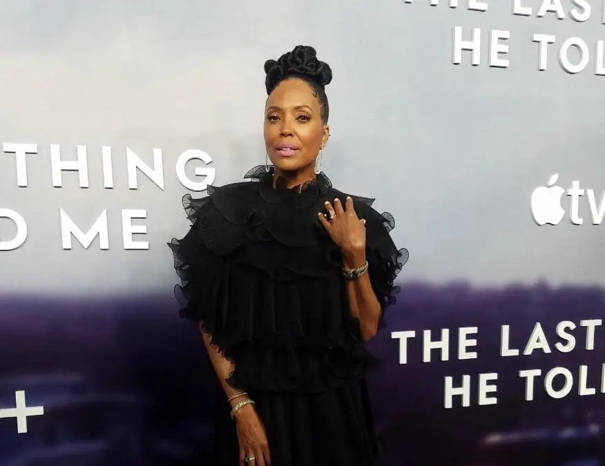 Ahora tiene 52 años, ha trabajado en otras series como Archer y The boys.