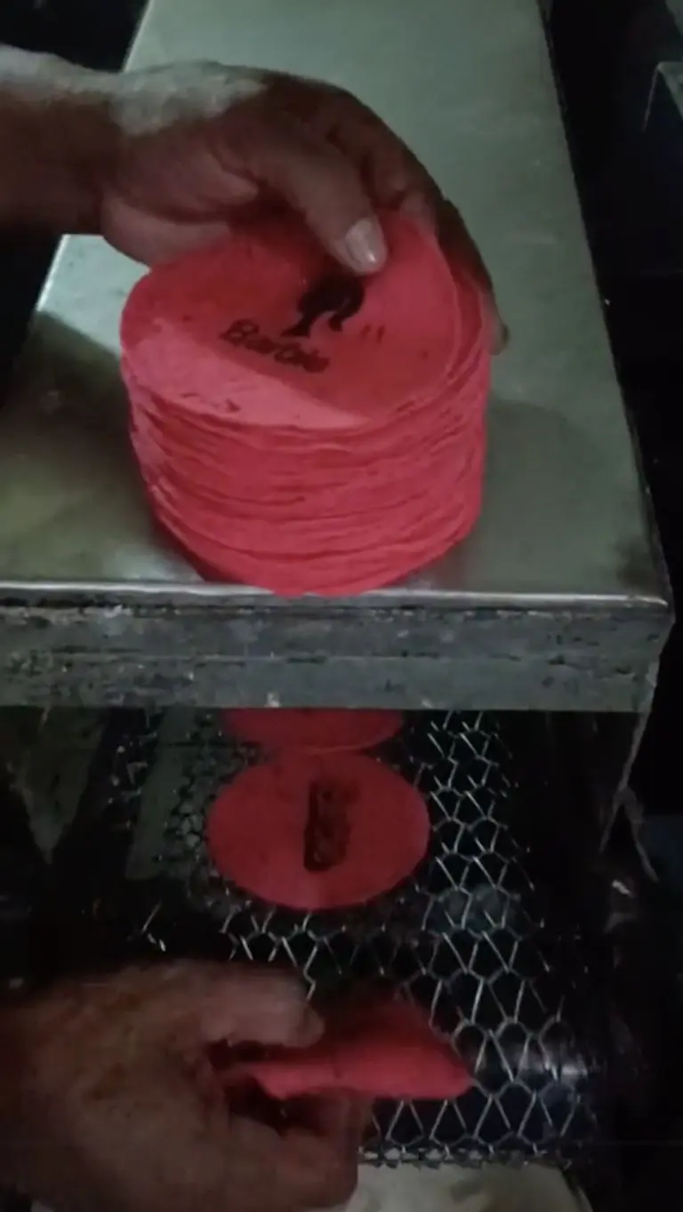 Barbie: tortillería se hace viral por vender tortillas rosas. Foto: Tik Tok