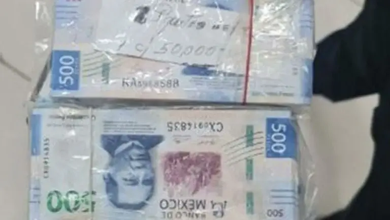 Policía encuentra 50 mil pesos en Aeropuerto CDMX y busca a su dueño para devolverlos. Foto: SSC