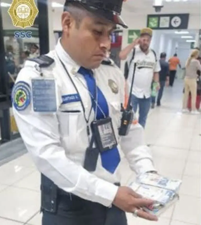 Policía encuentra 50 mil pesos en Aeropuerto CDMX y busca a su dueño para devolverlos. Foto: SSC
