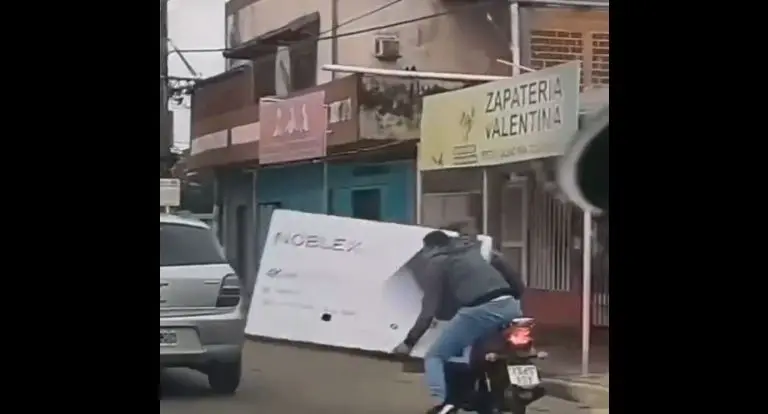 El sujeto perdió el equilibrio y se fue al piso. Foto: captura de pantalla.