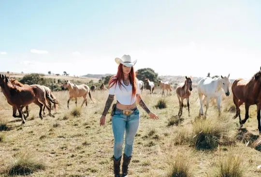 Elena Larrea rescata a caballos maltratados. 