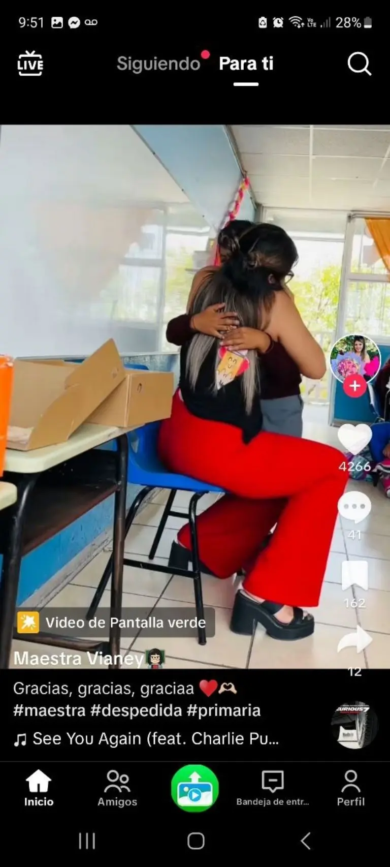 Maestra llora con alumnos - Tomada de video