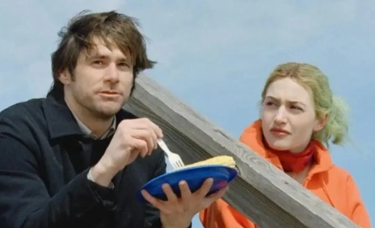 En un impulso Clementine acude a una clínica para que le borren de su memoria los recuerdos de Joel y al enterarse, él hace lo mismo, pero tiempo después se reencuentran y comienzan a salir, sin imaginarse que ya se conocen.