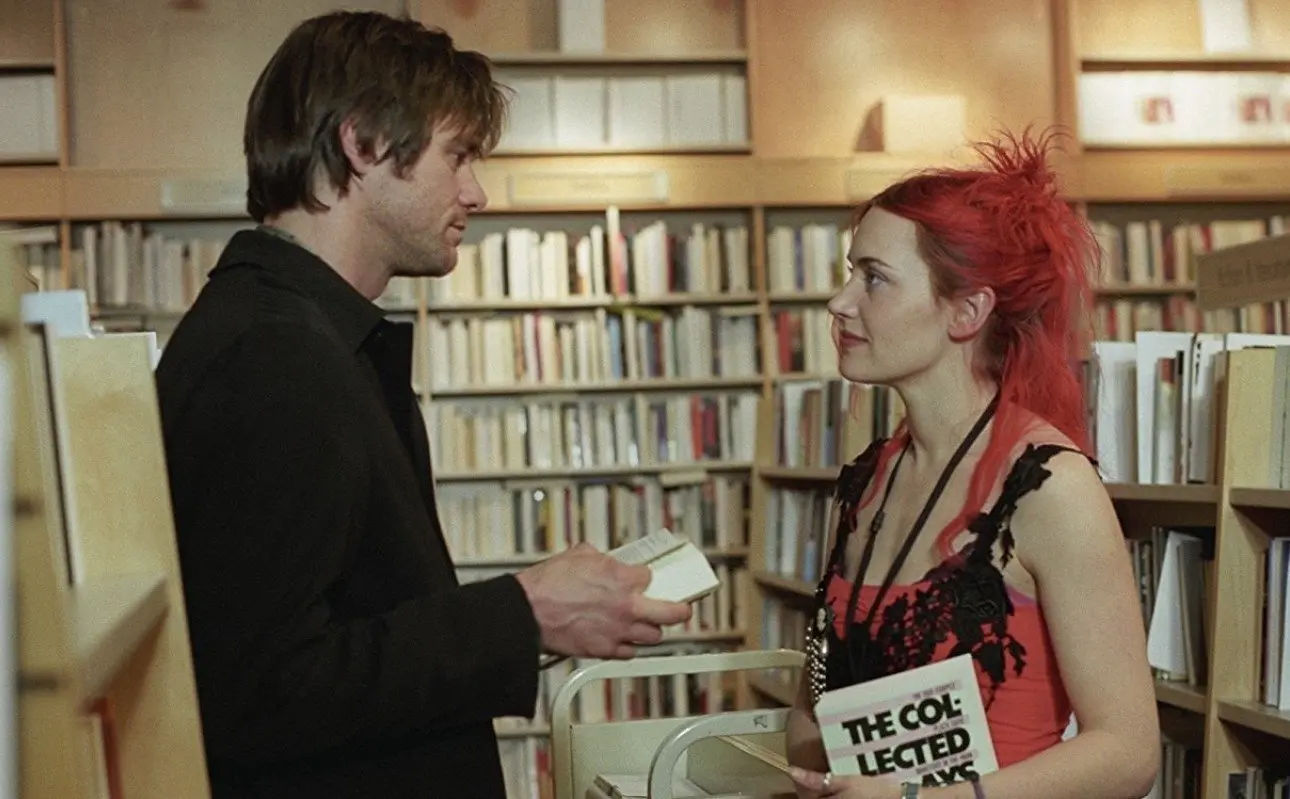 Eterno resplandor de una mente sin recuerdos fue una película de drama y ciencia ficción que se estrenó en 2004 y estuvo protagonizada por Jim Carrey y Kate Winslet.