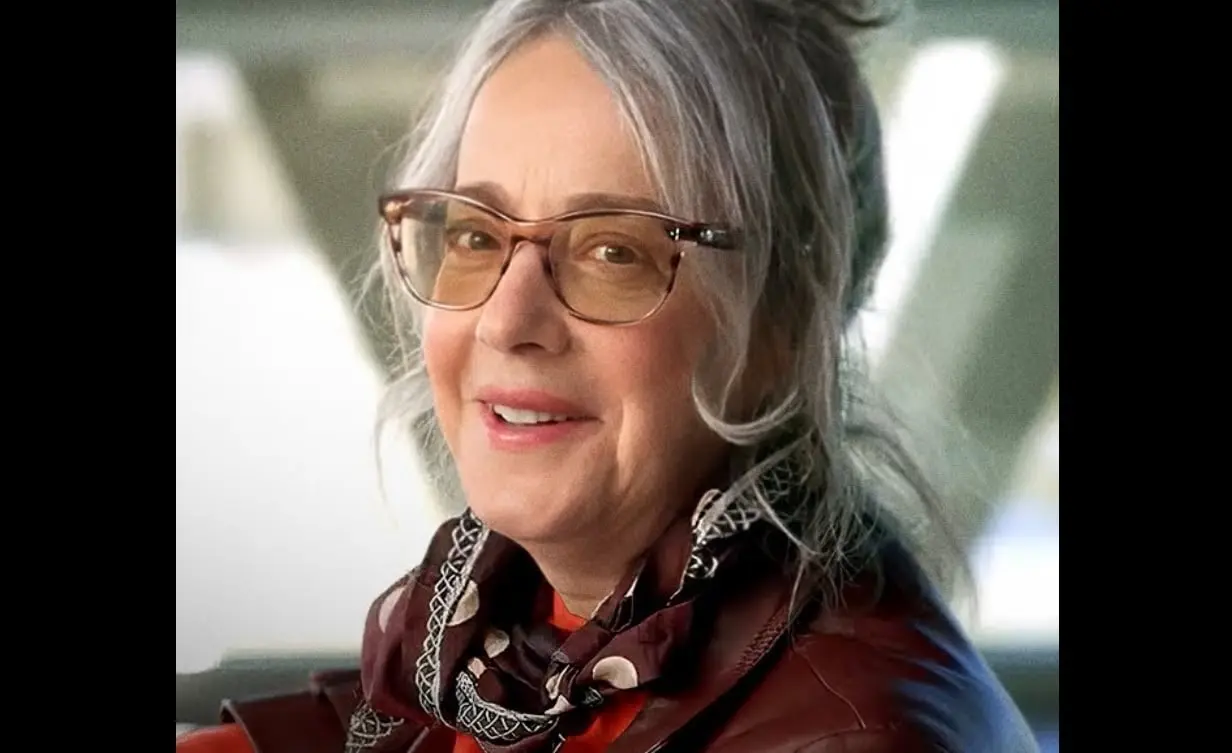 Ahora tiene 58 años, ha trabajado en las series The Idol y Hacks.