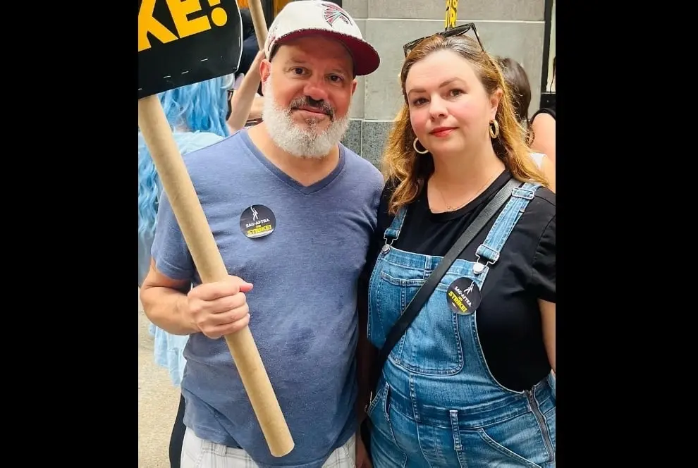 Ahora tiene 59 años, está casado con la actriz Amber Tamblyn y tienen una hija. Ha trabajado en las series Goliath y Arrested Development.