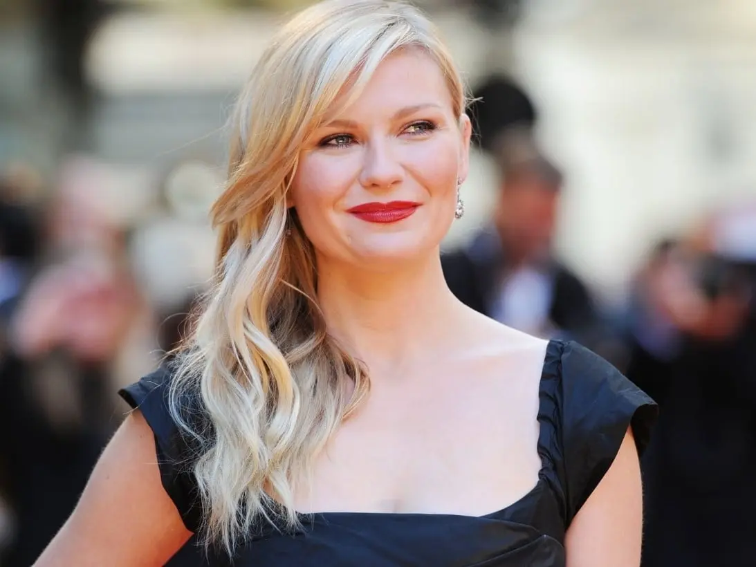 Ahora tiene 41 años, está casada con el actor Jesse Plemons y tienen dos hijos. Ha protagonizado películas como El poder del perro y María Antonieta.