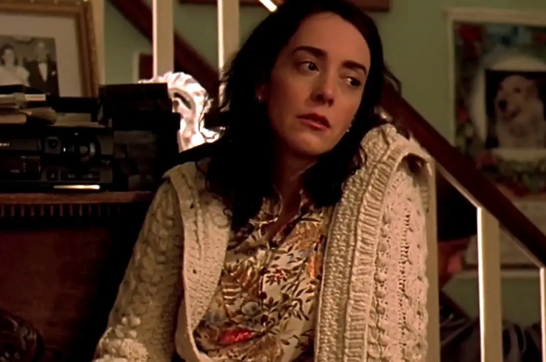 Jane Adams interpretó a Carrie Eakin, amiga de Joel