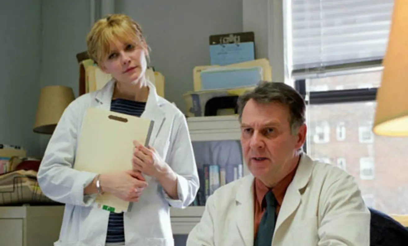 Tom Wilkinson interpretó al doctor Howard Mierzwiak