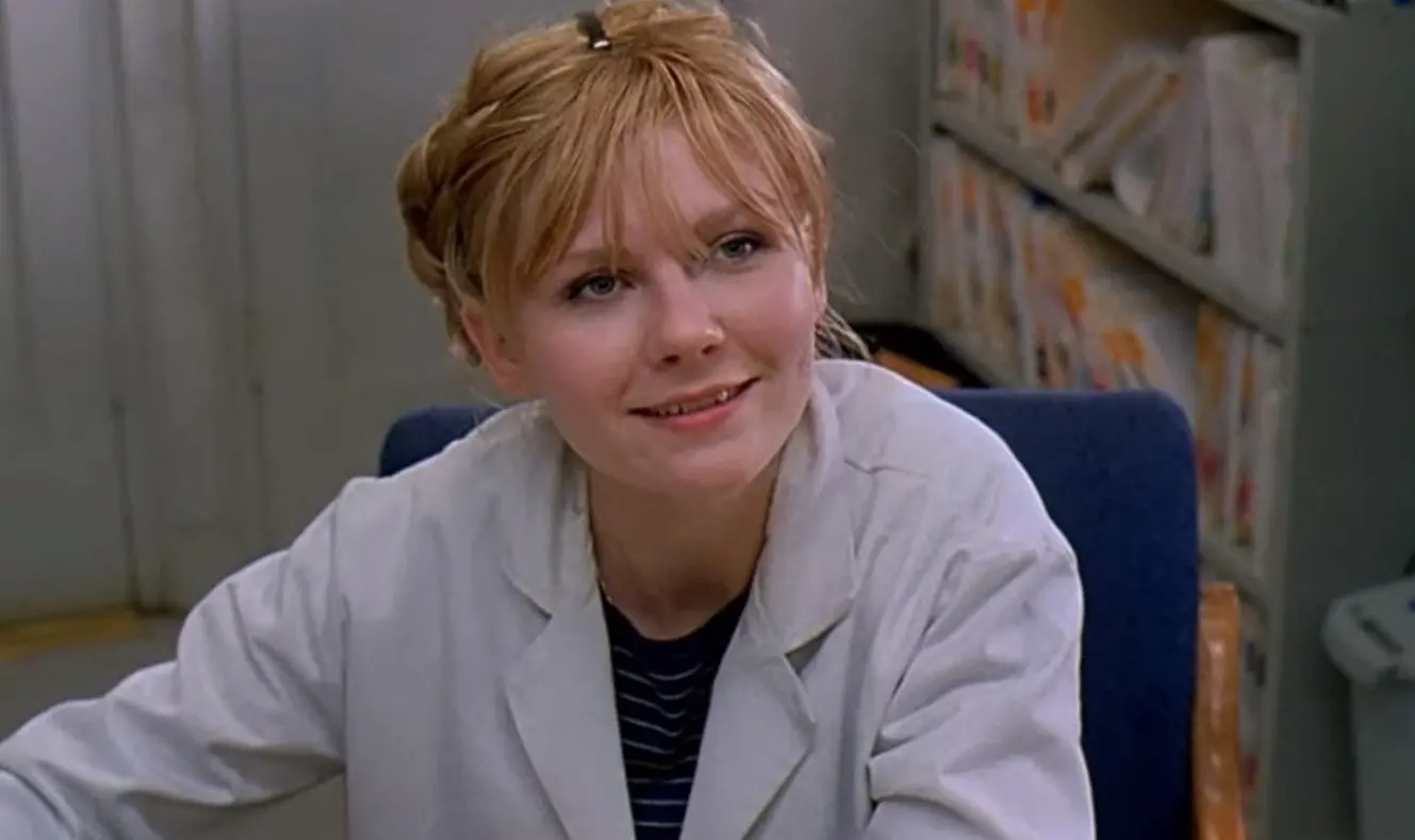 Kirsten Dunst interpretó a Mary Svevo, la recepcionista de la clínica