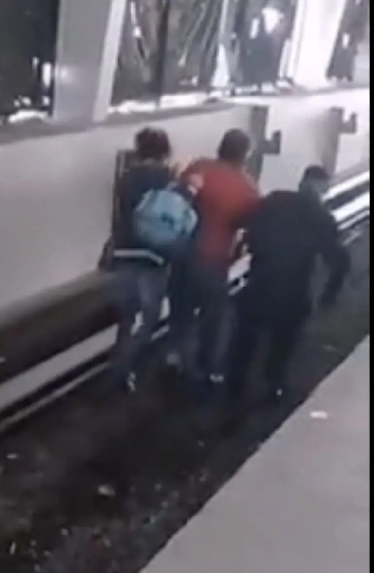 VIDEO: persona con discapacidad visual cae a las vías del Metro CDMX. Foto: Twitter